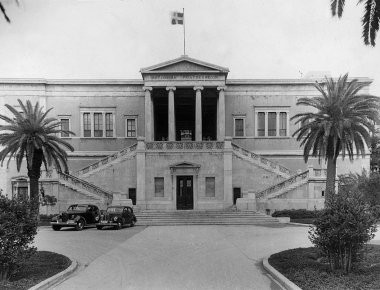 Πέταξαν στα σκουπίδια το στεφάνι του κόμματος του Γ.Βαρουφάκη για το Πολυτεχνείο (φωτό)